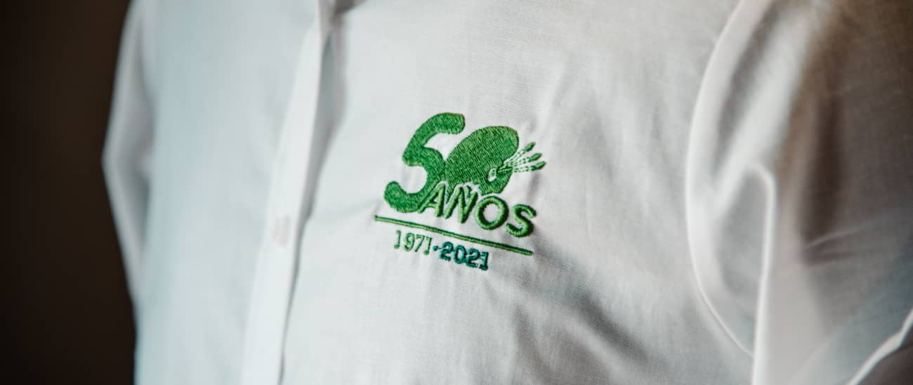 Bordado en camisa conmemorativa 50 años. 1971-2021